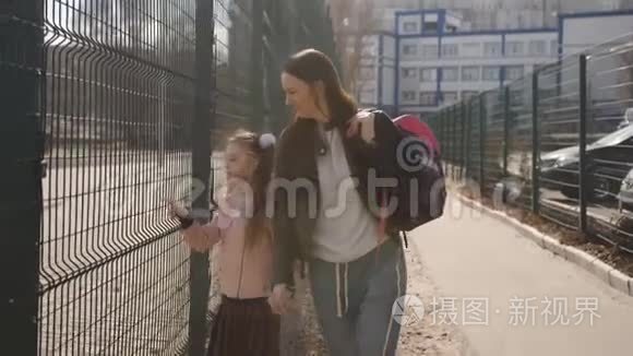 妈妈接5岁女儿放学的小日常与深情