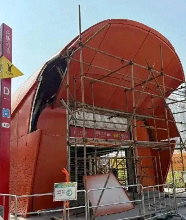 杭州一地铁口设计引争议，被吐槽像棺材