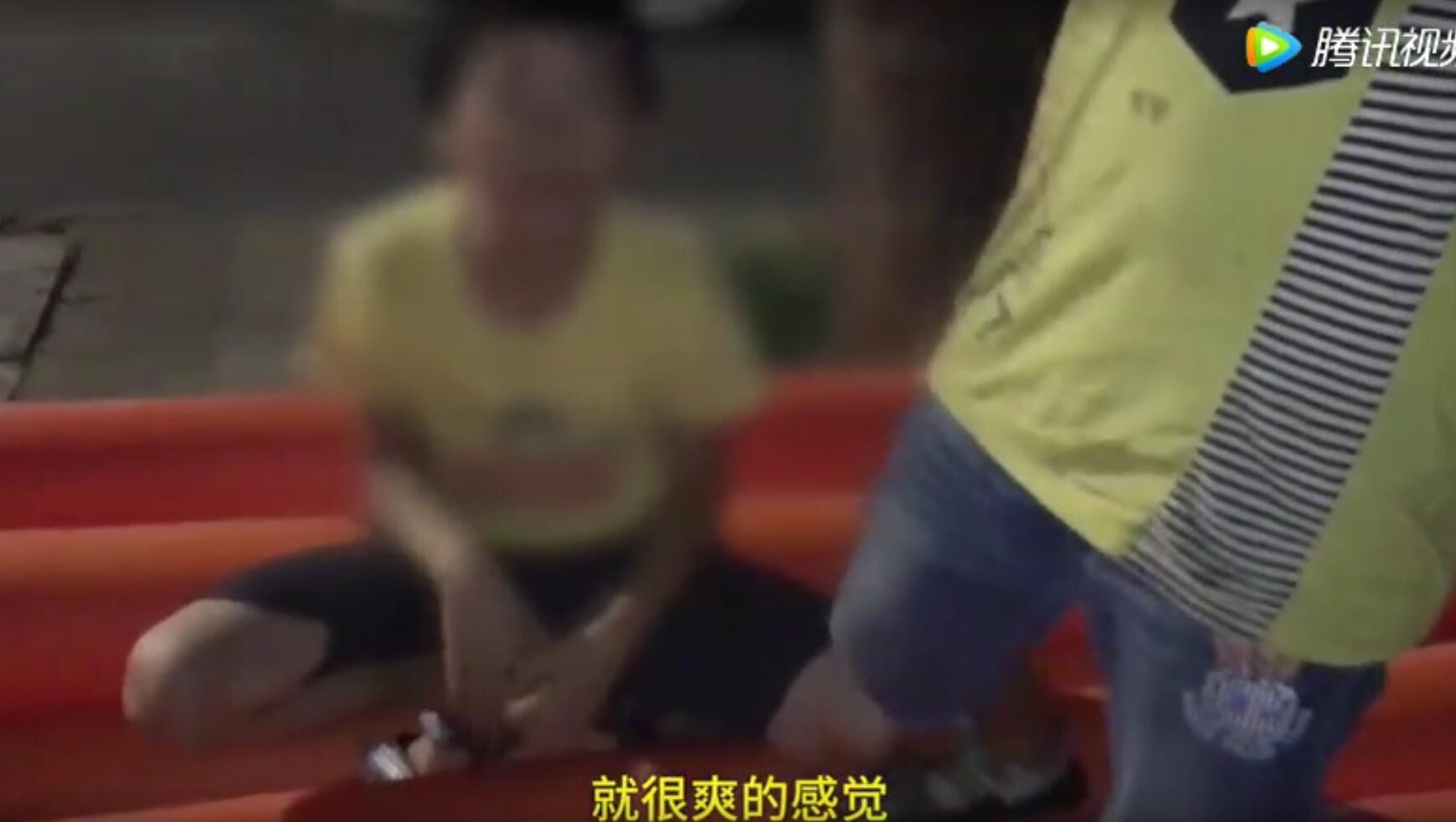 男孩被跑步机逼着跑一个多小时，挑战极限还是爱的压力？