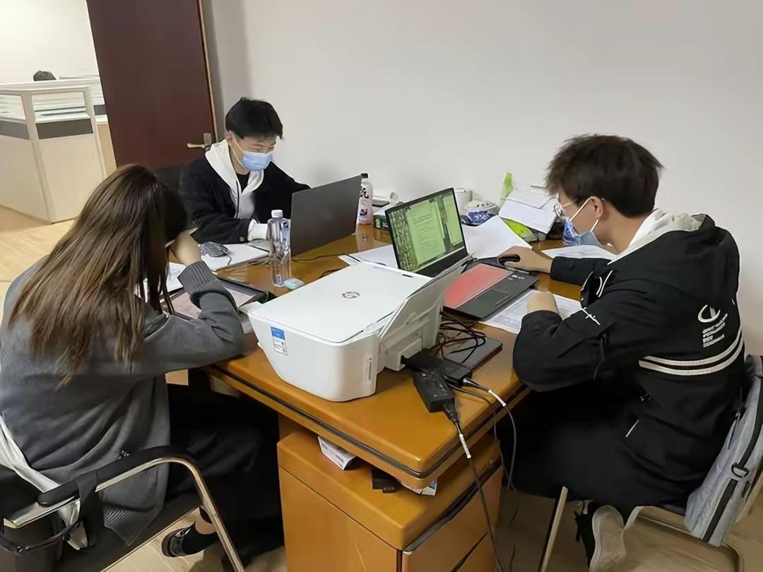 7人合伙开公司首日上班，仅一人准时到岗，挑战与机遇并存