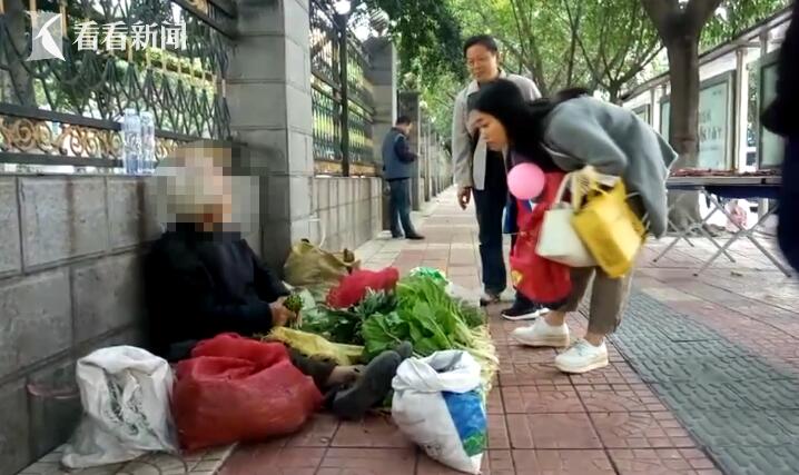 几个孩子凑钱给拾荒大爷买饭，温暖一善的力量