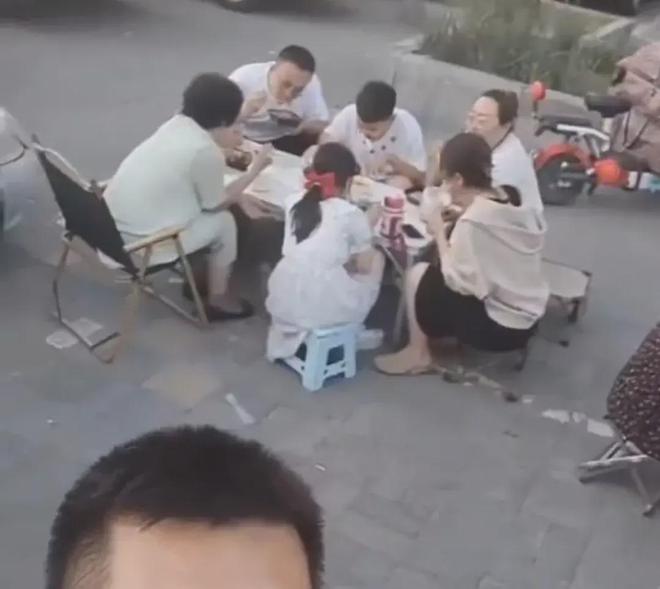 景区内女孩否认摆摊与管理人员的争执，一场关于理解与误解的探讨