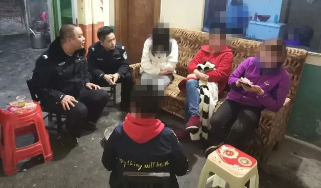 景区内女孩否认摆摊与管理人员的争执，一场关于理解与误解的探讨