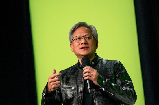 黄仁勋来华穿西装不穿皮衣，传递了什么信息？