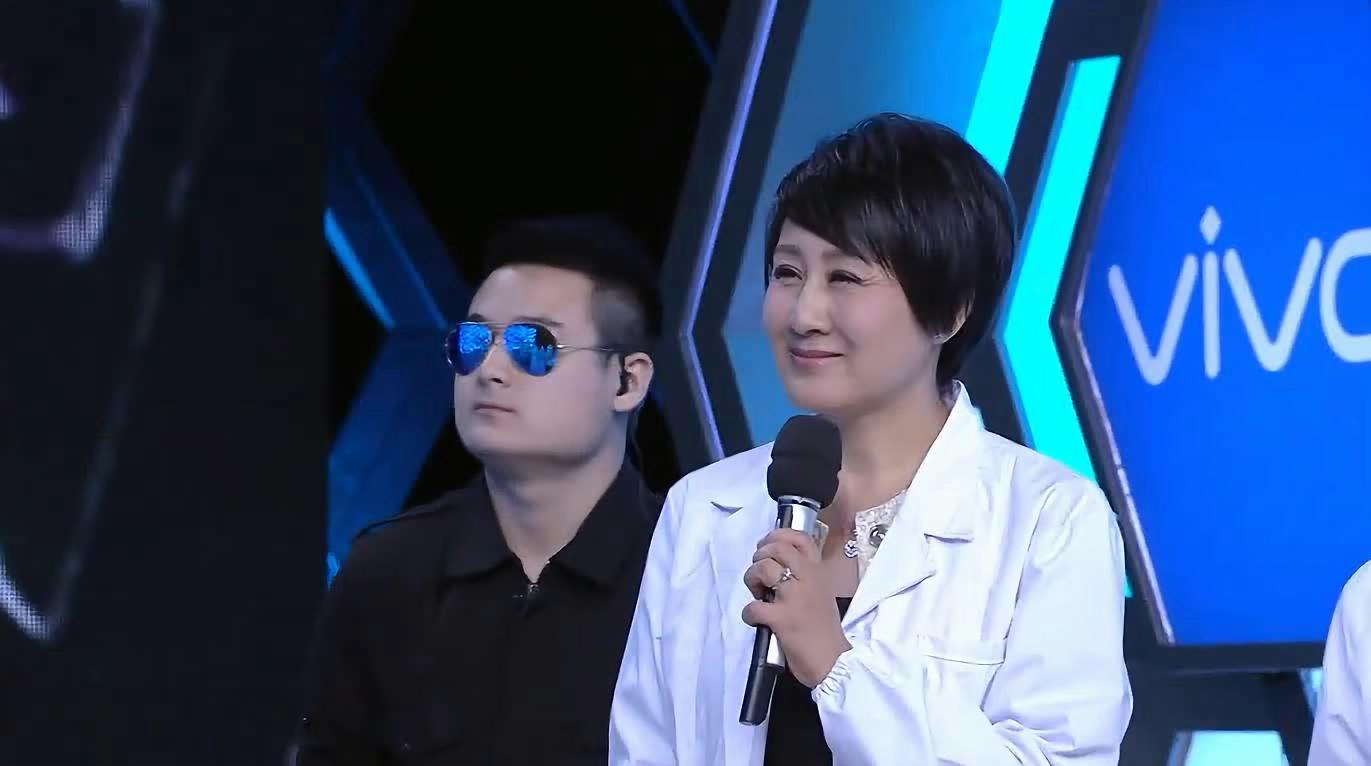 凯丽现场表演颠鸡蛋绝活儿