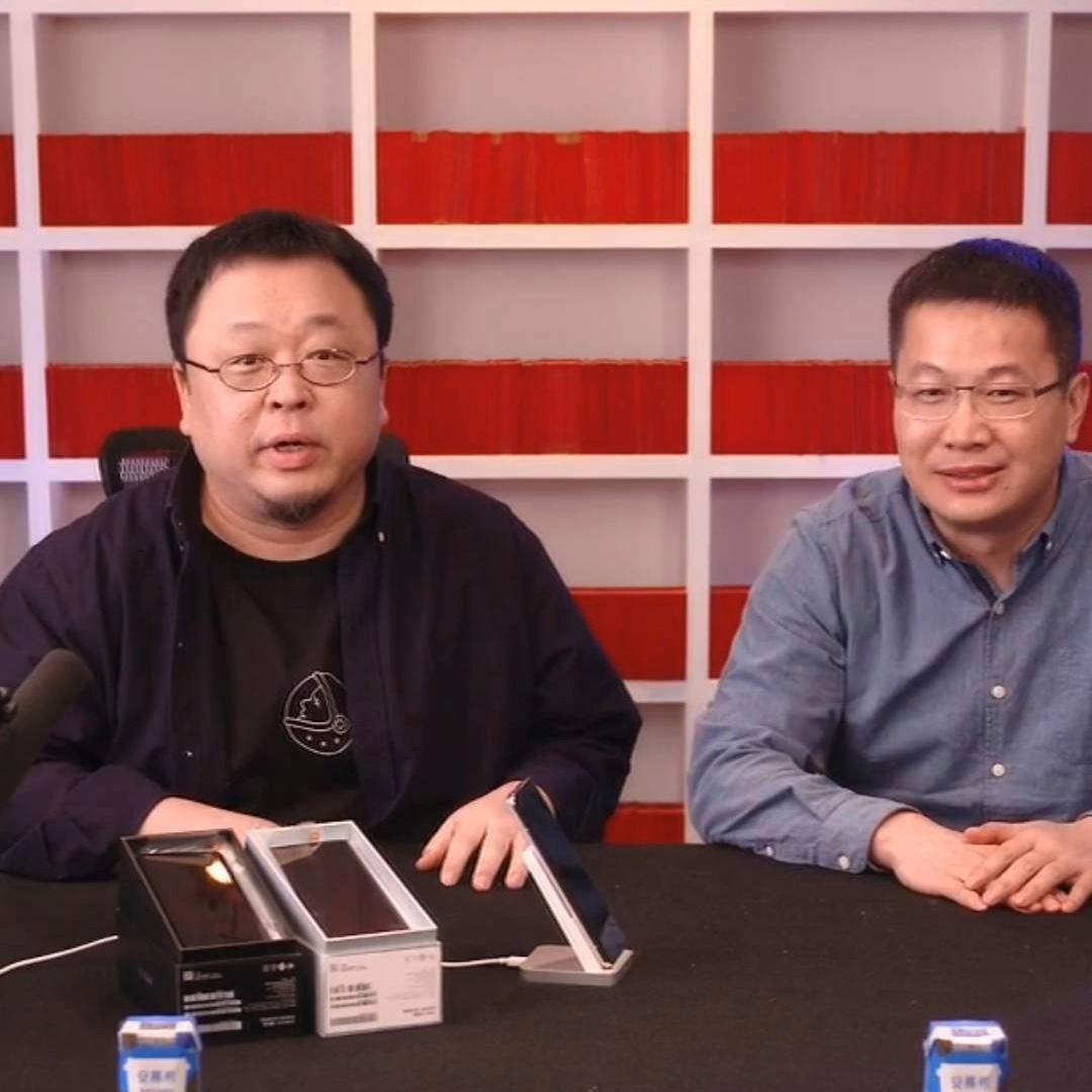 婚礼上新郎收红包转手赠新娘，爱的传递与共享