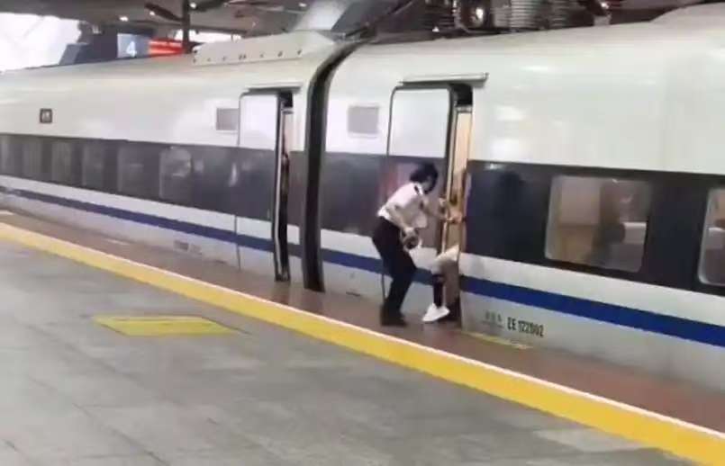 女子高铁拦门事件深度解析