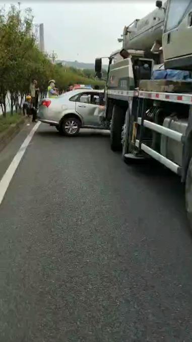 货车变道摔跤责任归属，深度解析