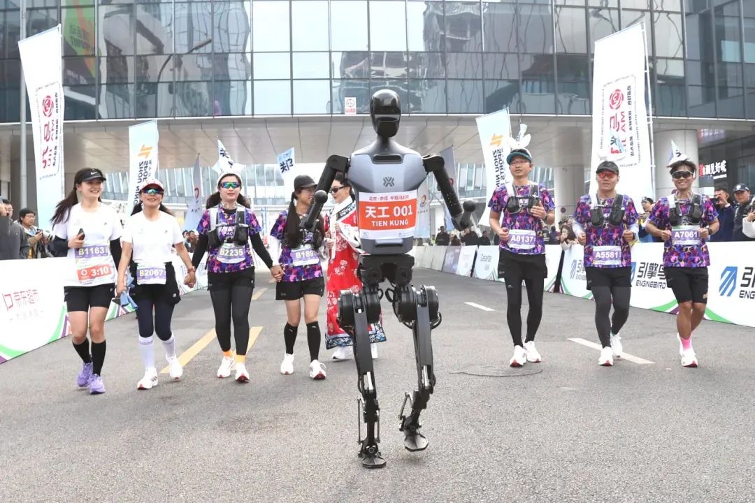 爷孙机器人组团参加马拉松，科技与传统亲情携手共创辉煌