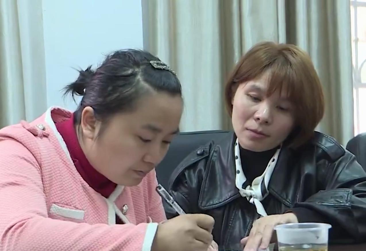 单亲母亲桥下的生活挑战与坚韧力量