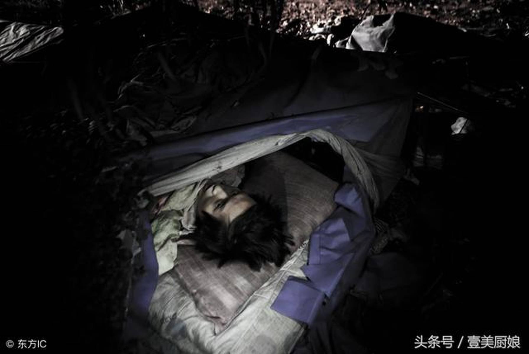 单亲母亲桥下的生活挑战与坚韧力量