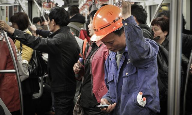 大爷指责邻座农民工着装并辱骂他人，社会应倡导尊重与包容