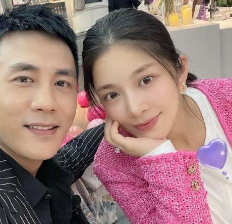 杜淳妻子王灿正面照首公开，揭秘神秘面纱下的幸福瞬间