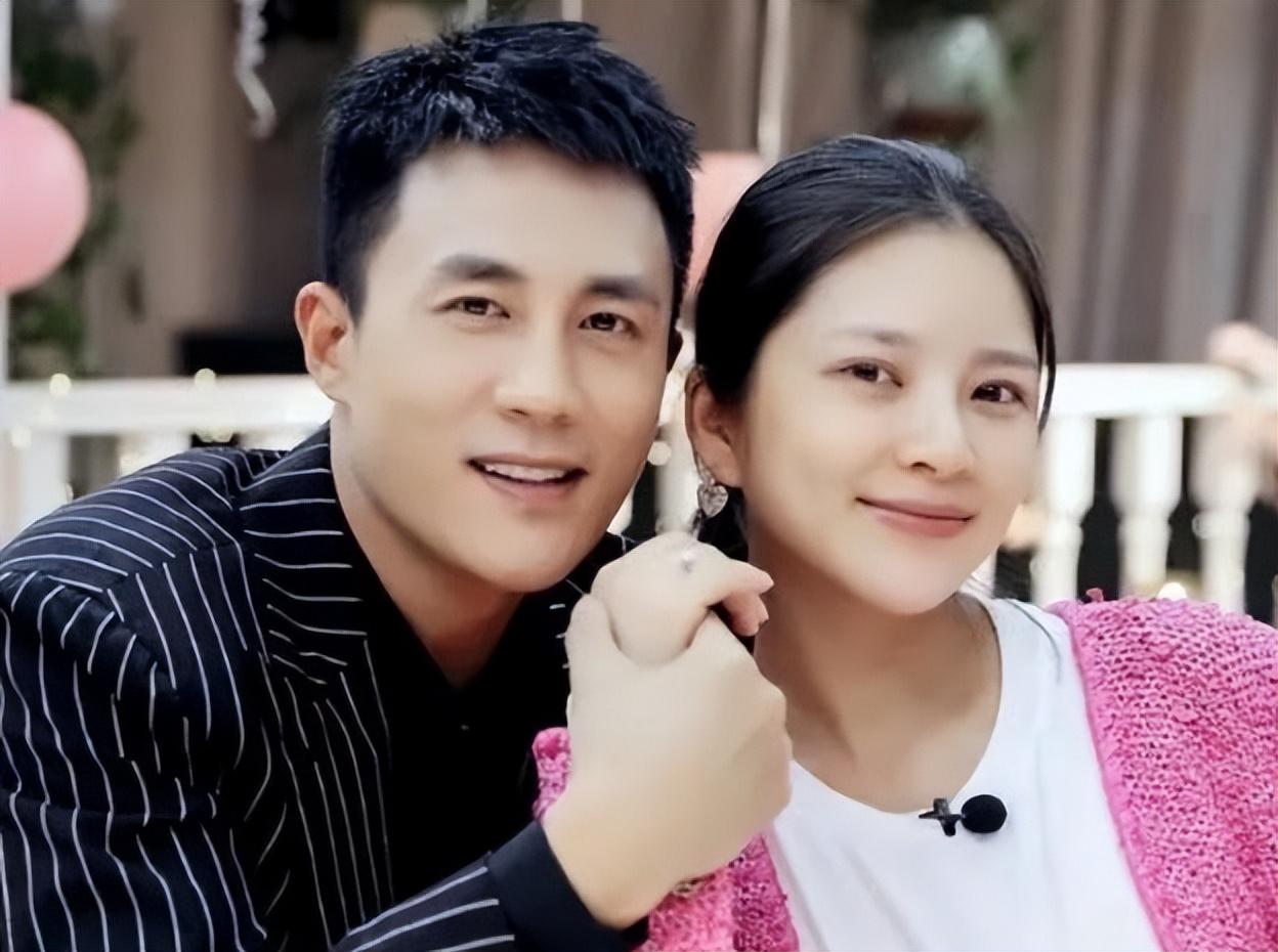 杜淳妻子王灿正面照首公开，揭秘神秘面纱下的幸福瞬间