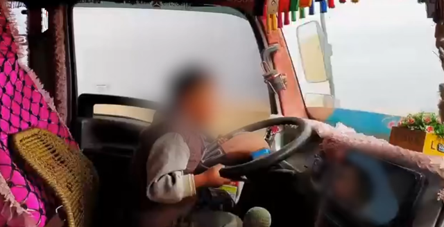 震惊！3岁孩子驾驶货车上路，背后的故事引人深思