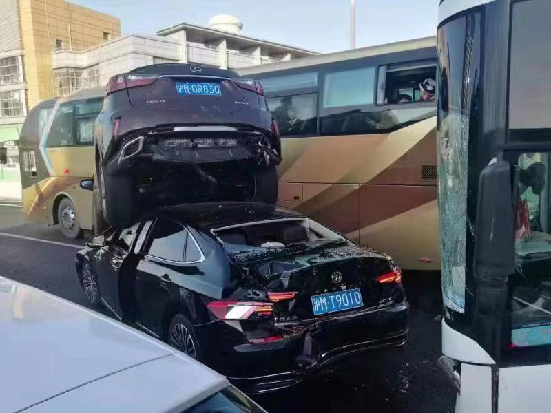 上海内环高架两车相撞，现场一片狼藉