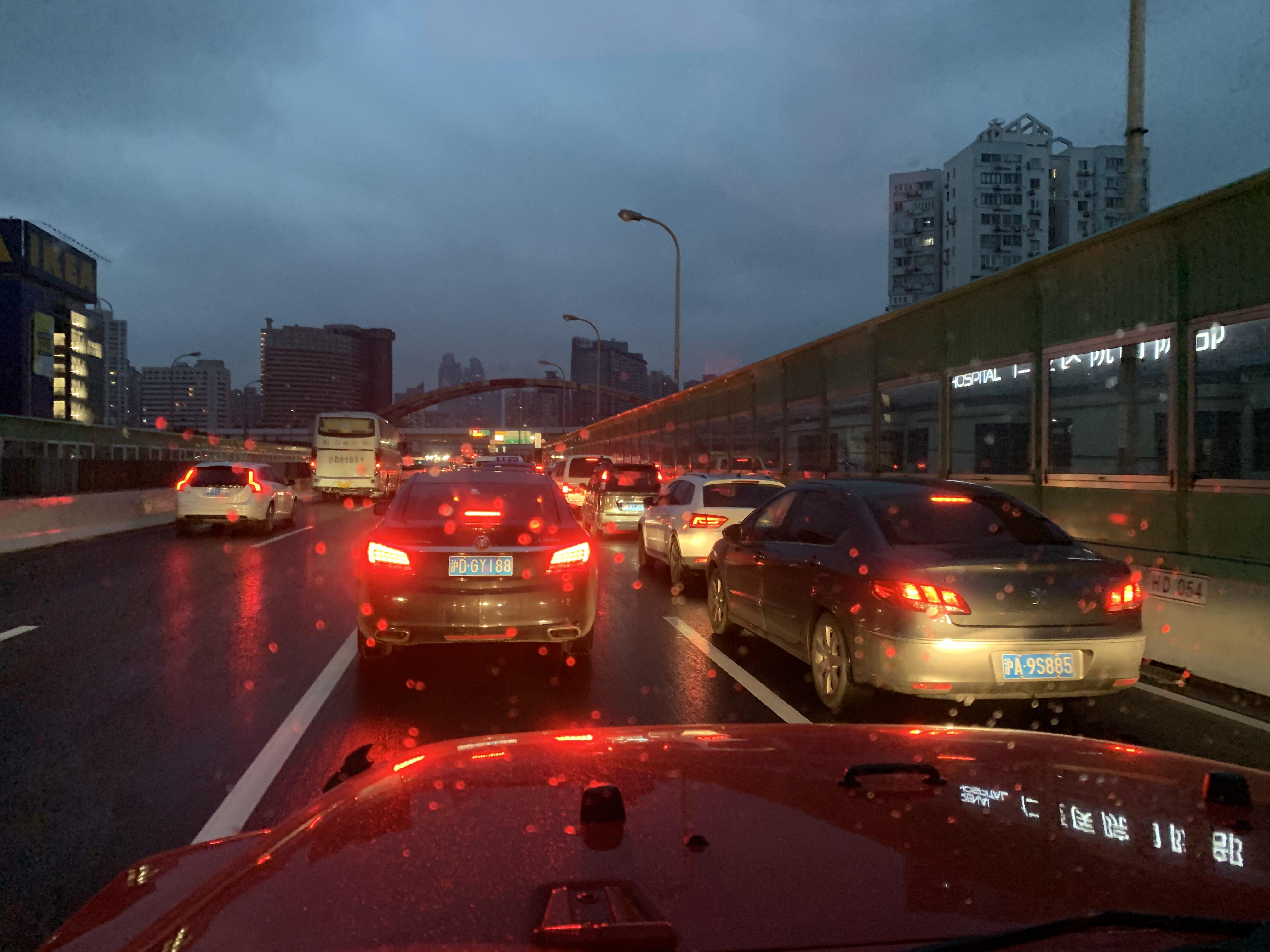 上海内环高架两车相撞，现场一片狼藉