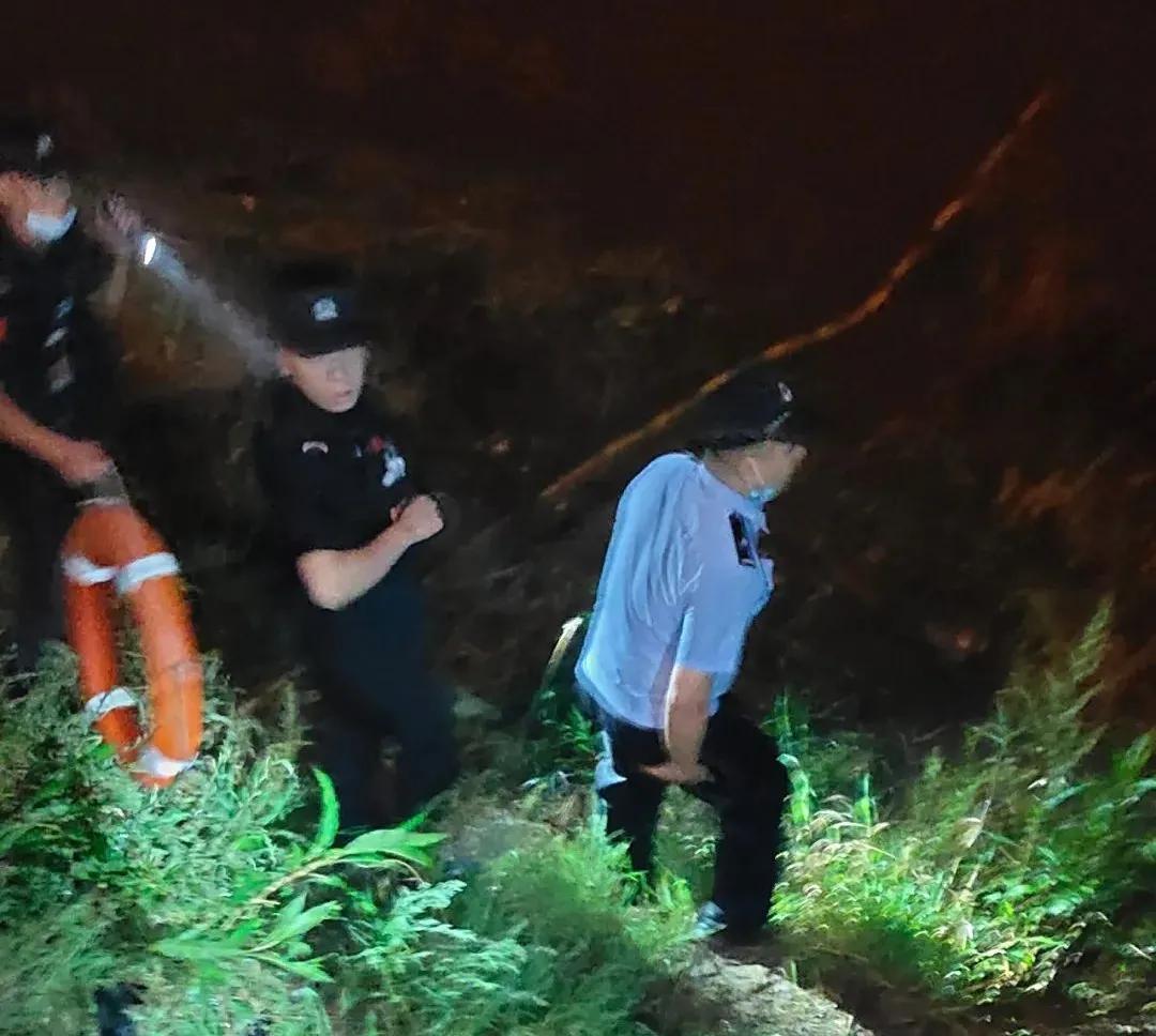 跳江救人的辅警受邀重返海军陆战队，英勇事迹背后的故事