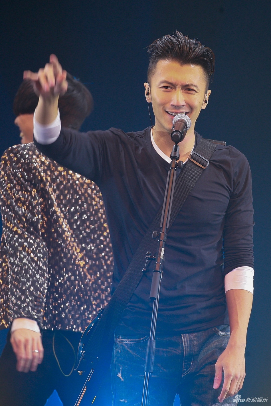 谢霆锋演唱会深情演绎，与王菲定情曲中的情感涟漪