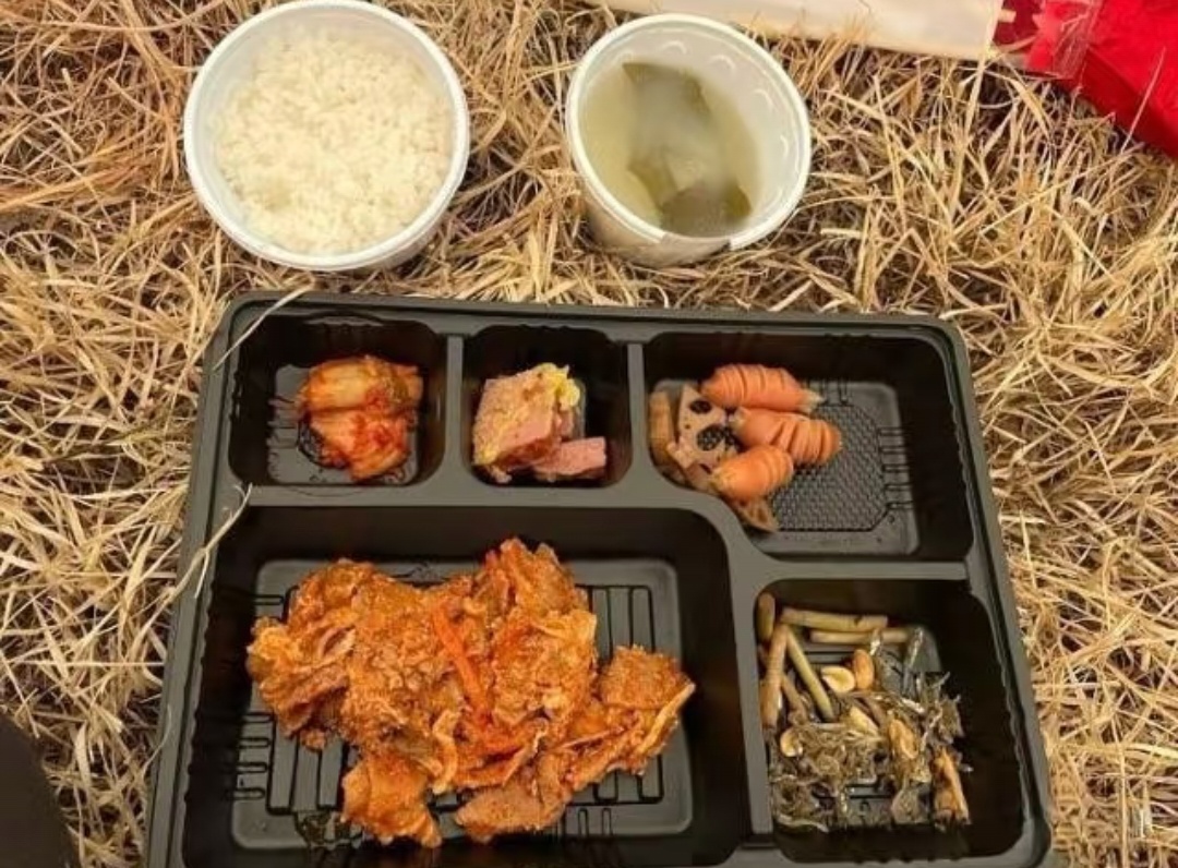 韩国残运会盒饭只有泡菜小菜引发众怒，反思与启示