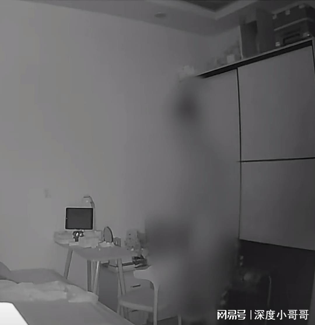 男子裸露下体偷进房间藏在女生床下，警惕身边的潜在危险