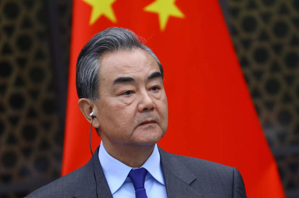 中方为何站出来反制？王毅回答