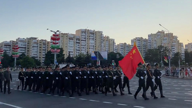 越南女孩见解放军仪仗队狂喊好帅，跨越国界的崇敬与敬仰