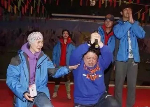 韩红成都演唱会哽咽，想天上的妈妈