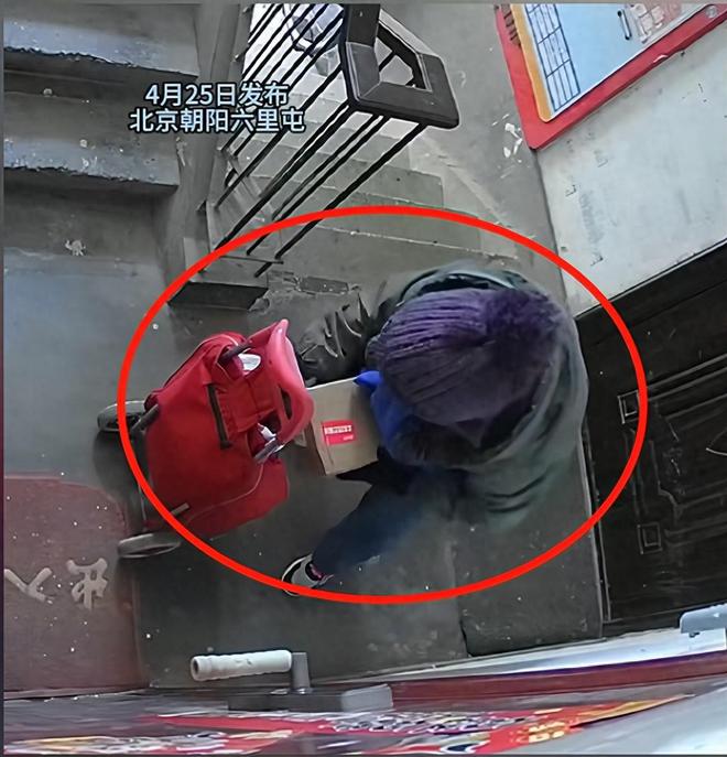 聚焦事件，70岁大妈每日爬楼偷快递背后的故事与思考