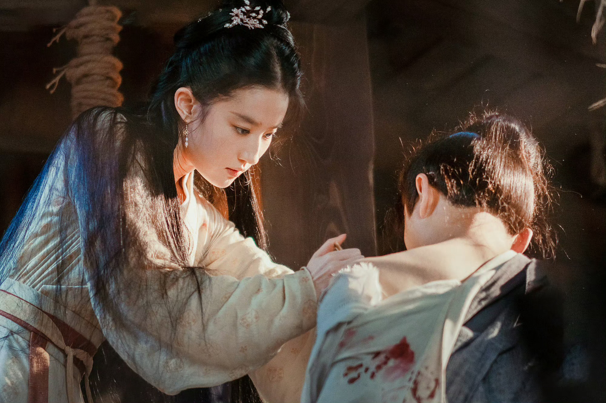 陈晓帮刘亦菲提裙摆，星光下的暖心瞬间