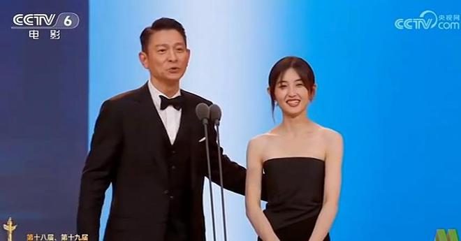 惠英红获华表奖优秀女演员奖激动落泪，演艺圈的一颗璀璨之星再次闪耀