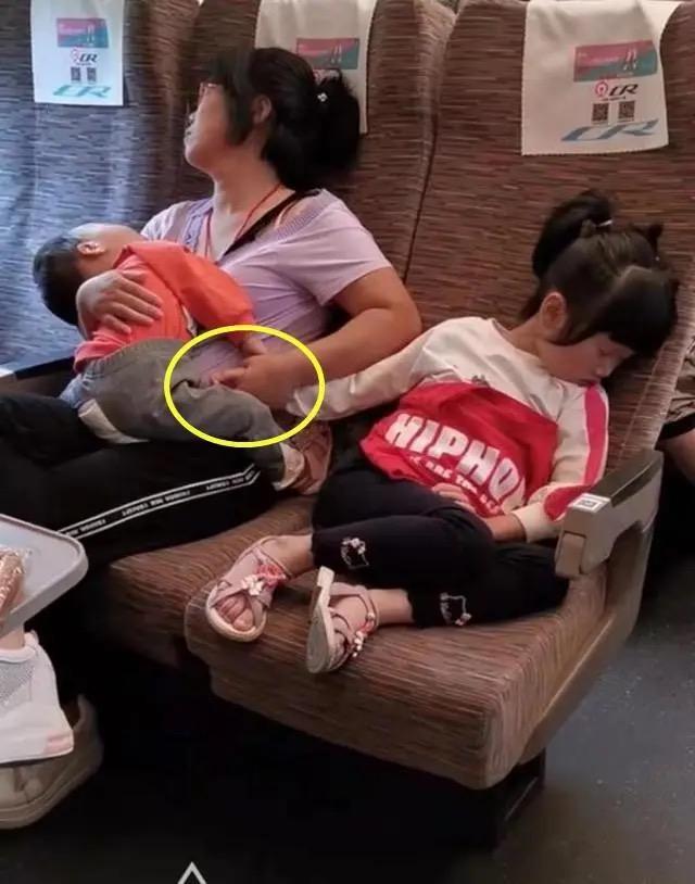 高铁上小孩子跑来跑去，我们该如何看待这一现象？