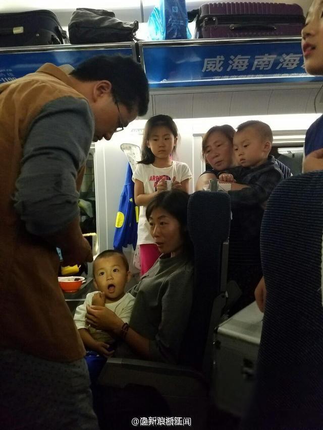 高铁上小孩子跑来跑去，我们该如何看待这一现象？