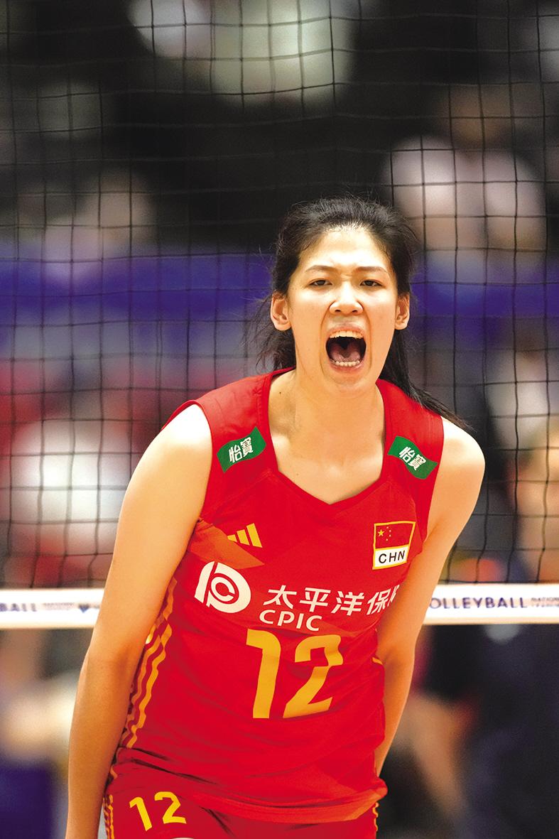 李盈莹受伤两个月后现身中国女排，坚韧的力量再次闪耀
