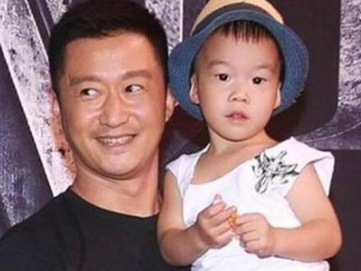 赵丽颖探望儿子，母爱满溢的瞬间