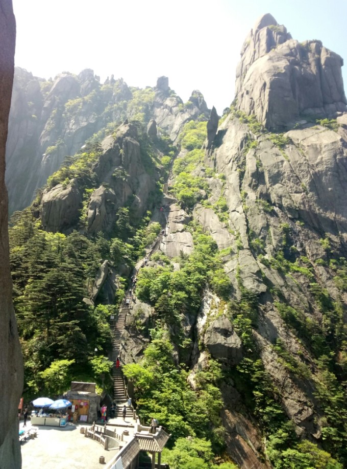 勇者之路，男子爬黄山第一险峰天都峰腿抖不停的挑战与征服