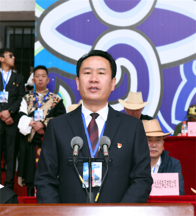 跑马市长被免职，公众关注下的行政反思