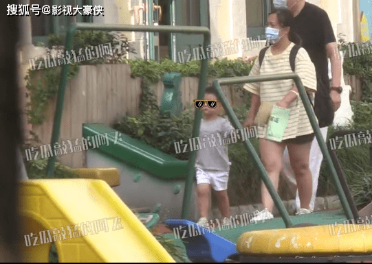 赵丽颖带儿子逛街，明星亲子时光温馨瞬间