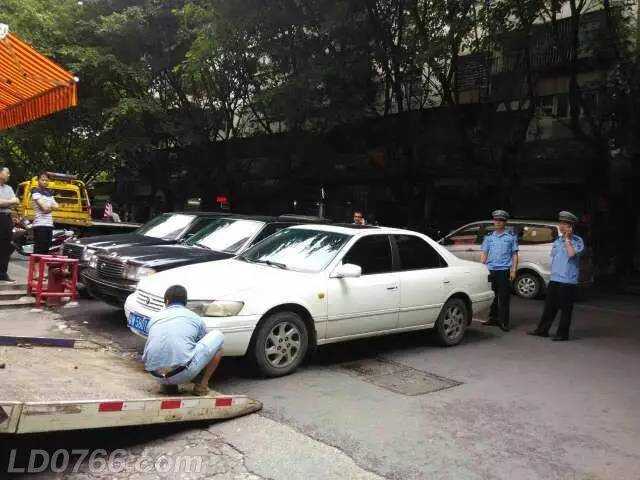 路边的僵尸车可以拿走吗？违法吗？