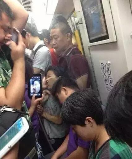 成都警方通报，地铁偷拍女性事件属实，公众关注的焦点与反思