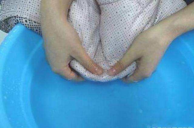 女子生理期弄脏店家新衣后拒买事件引发热议