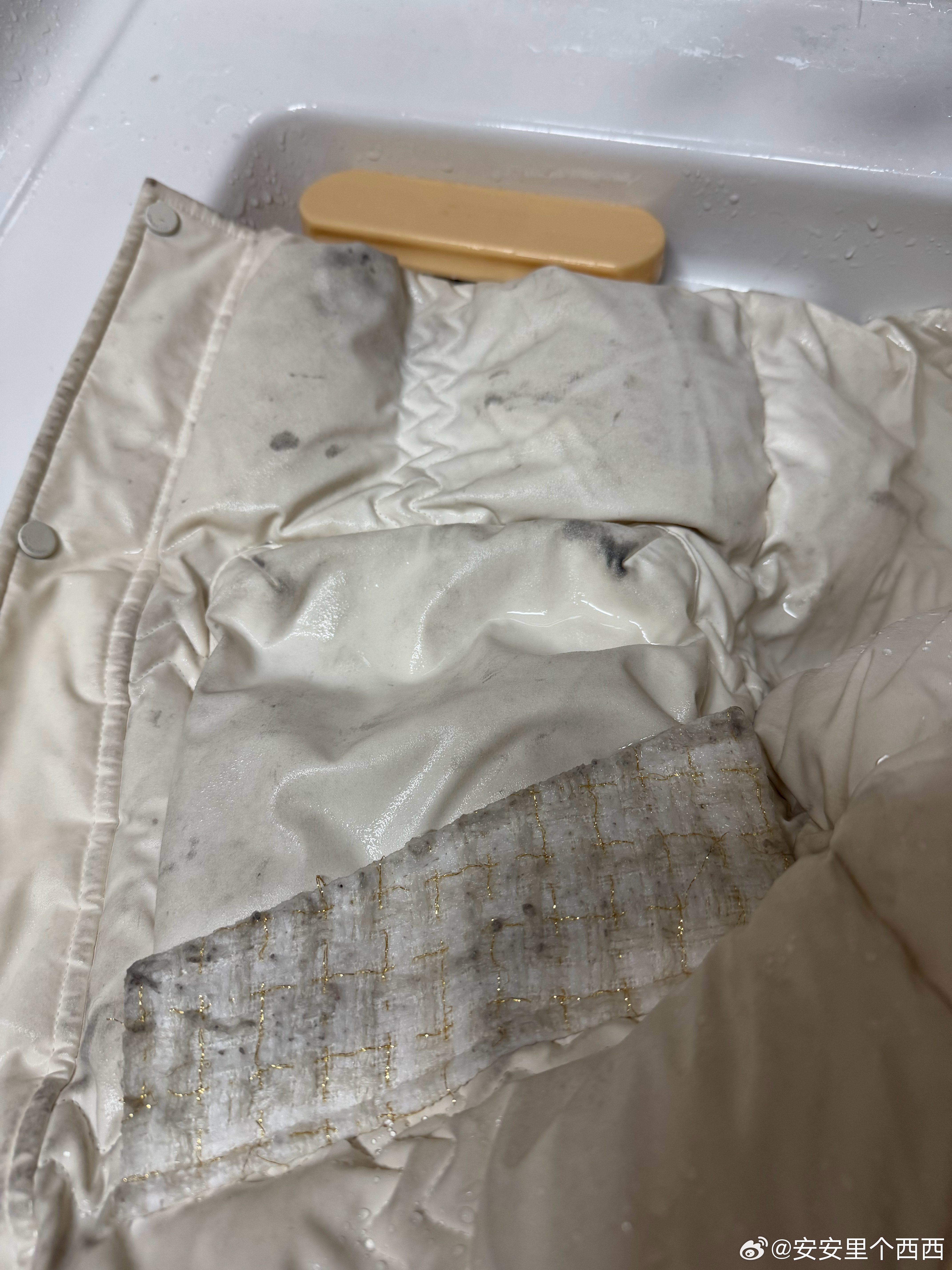 女子生理期弄脏店家新衣后拒买事件引发热议