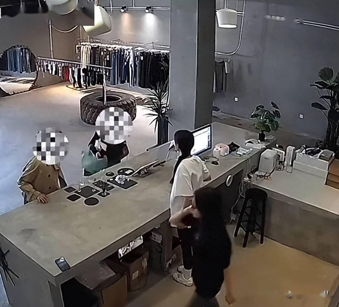 女子生理期弄脏店家新衣后拒买事件引发热议