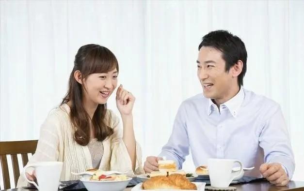 老师为女学生梳头发的温暖时光