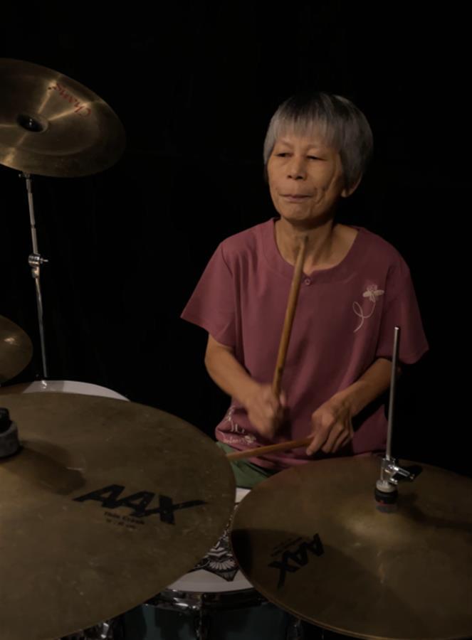 69岁老太打破常规，架子鼓下展英姿