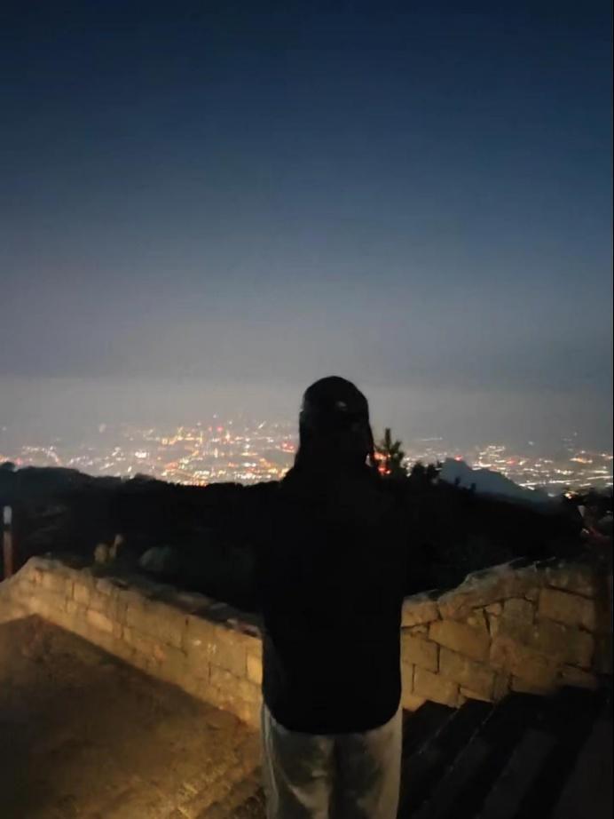 泰山陪爬男生忙疯了