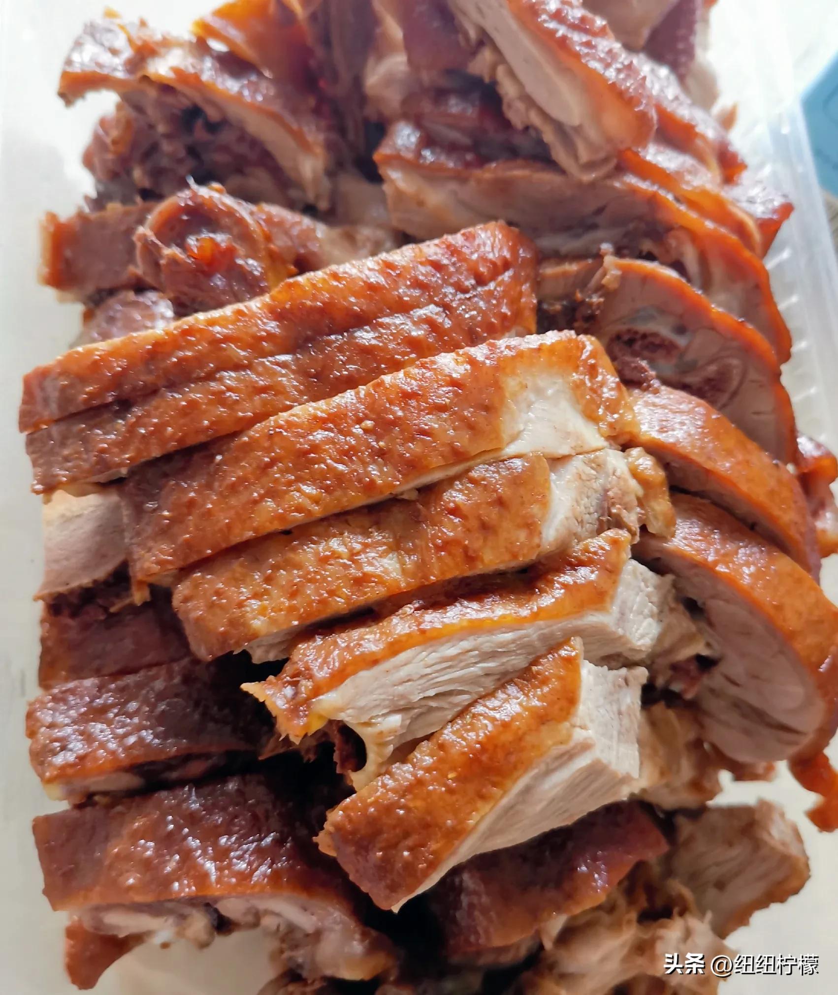 卤鹅哥投喂荣昌游客，美食与爱心的完美结合