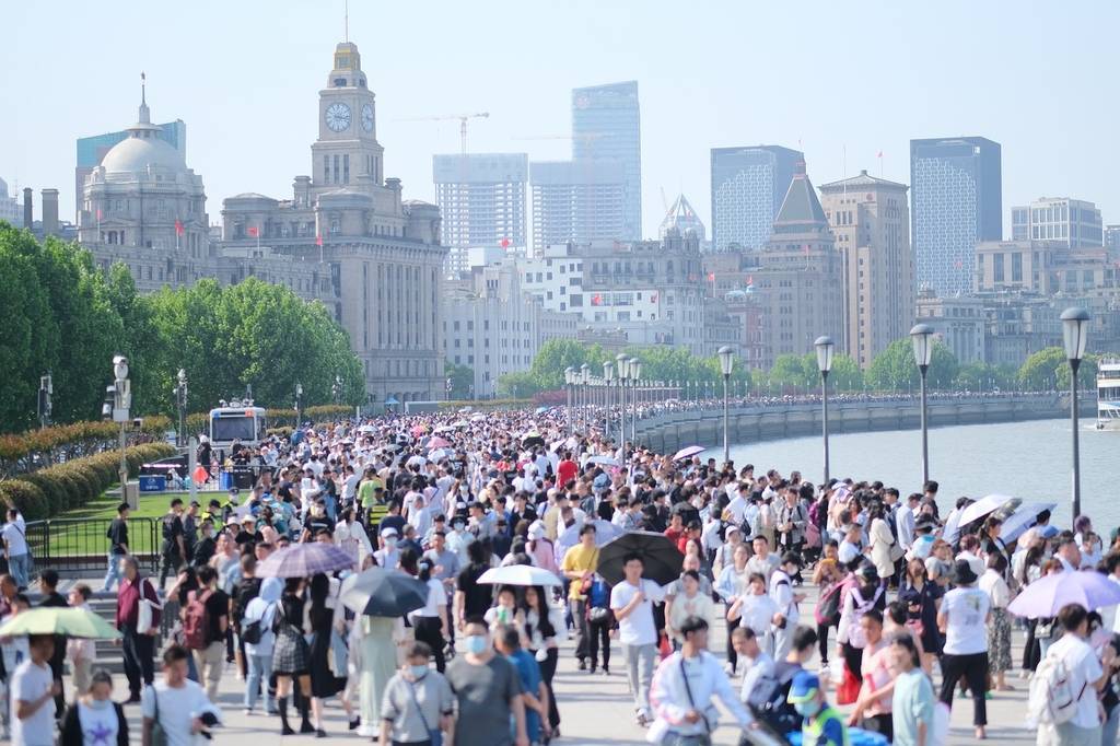 假期首日上海外滩人潮涌动，热闹非凡