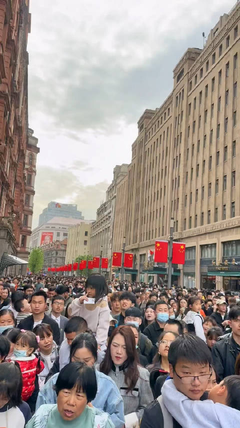 假期首日上海外滩人潮涌动，热闹非凡