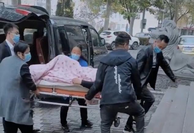 男子帮抬棺不幸心梗猝死，家属获高额补偿引热议